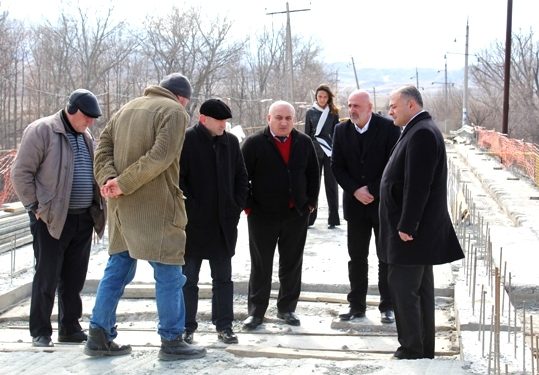 გუბერნატორმა კასპის მუნიციპალიტეტში ხიდის სარეაბილიტაციო სამუშაოები მოინახულა