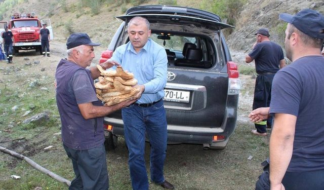 გუბერნიის თანამშრომლებმა მეხანძრეებს სურსათი აუტანეს