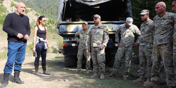 შიდა ქართლის გუბერნატორი კახა სამხარაძე ზემო ბოშურში ხანძრის შემდეგ არსებულ სიტუაციას გაეცნო