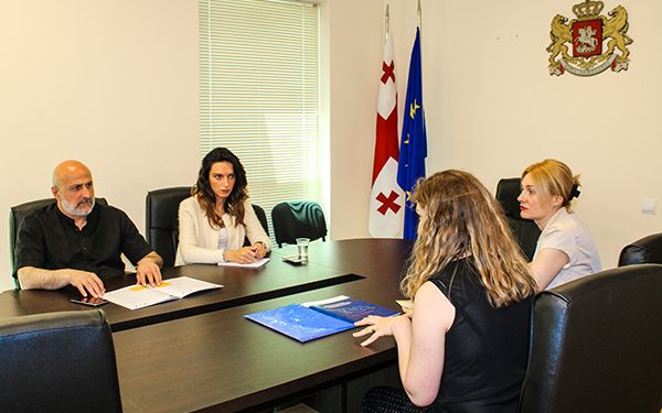 გუბერნატორი ორგანიზაციის ,,ადამიანი გაჭირვებაში” და CHCA-ს წარმომადგენლებს შეხვდა