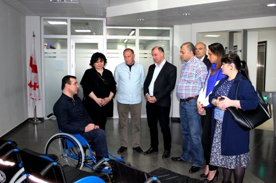 შიდა ქართლში მცხოვრებ შეზღუდული შესაძლებლობის მქონე პირებს ეტლები გადაეცათ