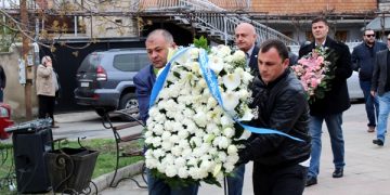 გუბერნატორის ადმინისტრაციის წარმომადგენლებმა 9 აპრილს დაღუპულთა ხსოვნას პატივი მიაგეს
