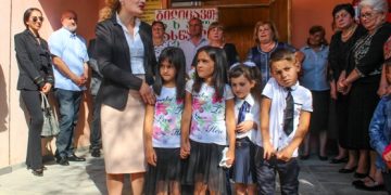 ხელისუფლების წარმომადგენლებმა მოსწავლეებს 2017 – 2018 ახალი სასწავლო წლის დაწყება მიულოცეს