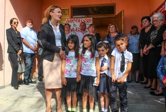 ხელისუფლების წარმომადგენლებმა მოსწავლეებს 2017 – 2018 ახალი სასწავლო წლის დაწყება მიულოცეს