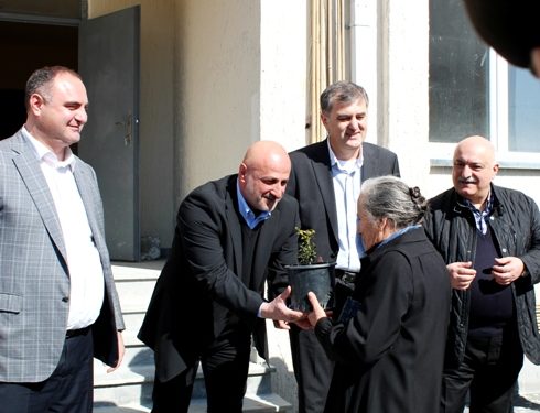 ნგრევად შენობებში მცხოვრებ დევნილ ოჯახებს ახალი ბინები გადაეცათ