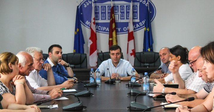 შიდა ქართლის გუბერნატორმა კასპის მუნციპალიტეტის მერიაში სამუშაო შეხვედრა გამართა