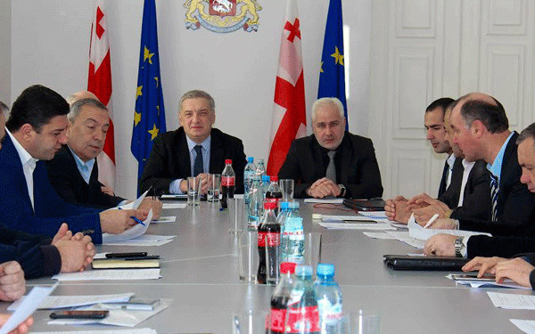 საპარლამენტო კომისიის შეხვედრა გუბერნატორის ადმინისტრაციაში