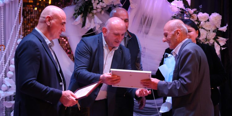 სიმონ გულედანმა ხაშურის ახლადარჩეული მერი მუნიციპალიტეტის თანამშრომლებს წარუდგინა