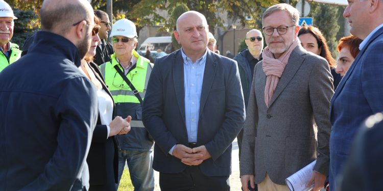 სიმონ გულედანმა ხაშურის ახლადარჩეული მერი მუნიციპალიტეტის თანამშრომლებს წარუდგინა