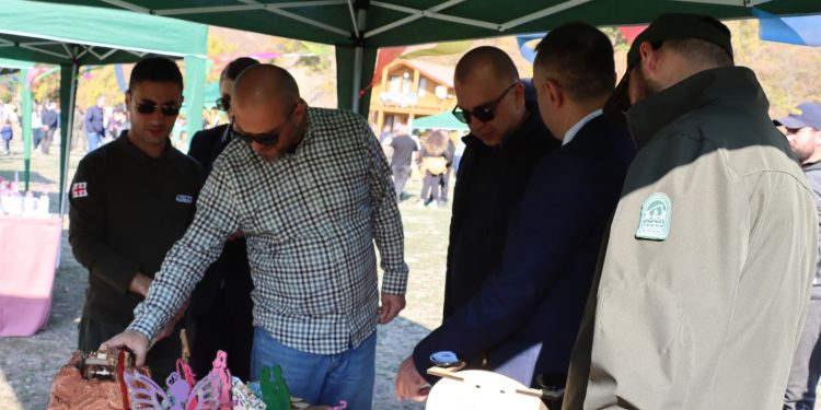 სიმონ გულედანმა ხაშურის ახლადარჩეული მერი მუნიციპალიტეტის თანამშრომლებს წარუდგინა