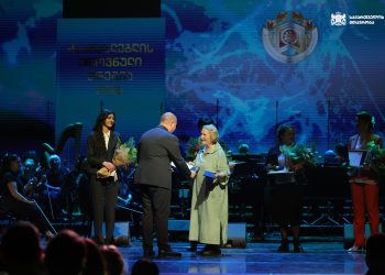 სიმონ გულედანმა ხაშურის ახლადარჩეული მერი მუნიციპალიტეტის თანამშრომლებს წარუდგინა