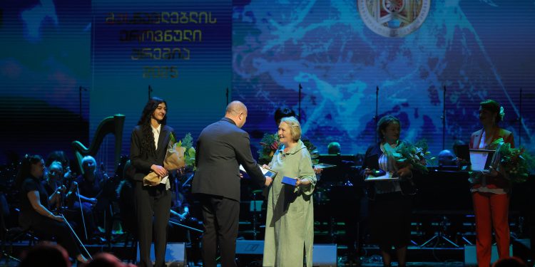 სიმონ გულედანმა ხაშურის ახლადარჩეული მერი მუნიციპალიტეტის თანამშრომლებს წარუდგინა