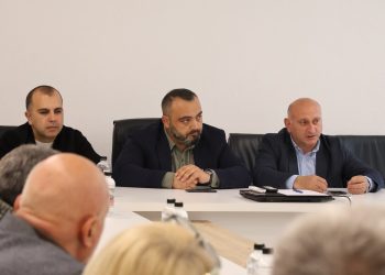 სიმონ გულედანმა ხაშურის ახლადარჩეული მერი მუნიციპალიტეტის თანამშრომლებს წარუდგინა