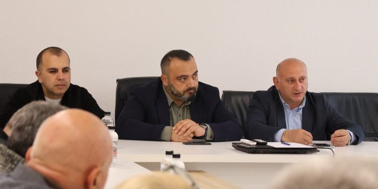 სიმონ გულედანმა ხაშურის ახლადარჩეული მერი მუნიციპალიტეტის თანამშრომლებს წარუდგინა