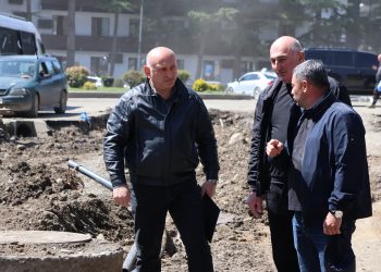 სიმონ გულედანი ხაშურში საგზაო ინფრასტრუქტურის სარეაბილიტაციო სამუშაოებს გაეცნო
